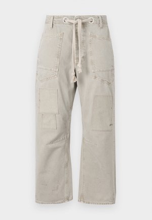 Svetlošedé cargo nohavice s voľným strihom, vybavené elastickým pásom so šnúrkou, množstvom vreciek a mierne opotrebovanou textúrou.