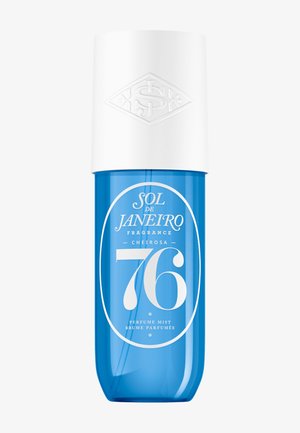 Bouteille de parfum brume bleue avec un capuchon blanc. Dotée d'un logo en relief et d'une étiquette de texte blanc indiquant "Sol de Janeiro Cheirosa 76."
