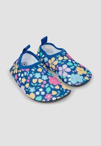 Textiele instappers met een blauw bloemmotief, met roze, gele en groene bloemen, zachte stof en een zwarte zool.