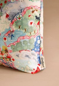 Díszpárna, amely színes, játékos illusztrációval van díszítve állatokkal, fákkal és szívekkel, puha anyagból készült, kék háttérrel.