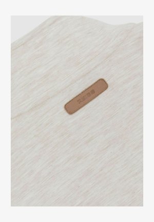 Beige Stoff mit subtiler Textur und einem genähten rechteckigen braunen Lederetikett, das das Wort "REISS" geprägt hat.