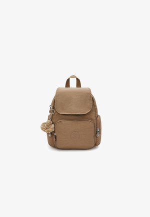 Sac à dos en nylon marron avec une fermeture à rabat, poche zippée à l'avant, poches latérales et un porte-clés en forme de singe. Il possède une poignée supérieure et un détail de logo.