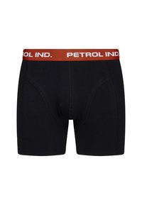 Schwarze Baumwoll-Boxershorts mit einem kontrastierenden roten Bund, auf dem der Text "PETROL IND." in Weiß steht. Mit Steppnähten und einem enganliegenden Design.