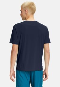 Marineblå t-shirt med korte ærmer, lavet af blødt, letvægtigt stof, med en afslappet pasform og minimalistisk design uden markante logoer.