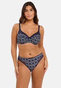 Conjunto de bikini de fondo marino con estampado floral, hecho de una tela suave, que presenta un sujetador estructurado con tirantes ajustables y una parte inferior de corte bajo a juego.
