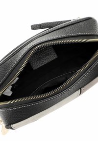 Borsa in pelle nera texturizzata con chiusura a zip, caratterizzata da un accento in suede grigio. L'interno è foderato in tessuto nero, con un ampio scomparto.