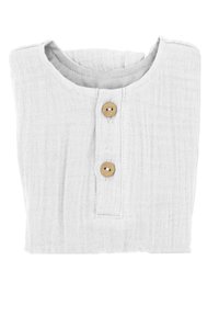 Weißes Baumwollhemd mit rundem Halsausschnitt, zwei Holzknöpfen, strukturiertem Stoff und minimalistischem Design, ordentlich gefaltet.