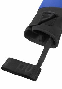 Niebiesko-czarna neoprenowa osłona z paskiem na rzep, elastyczną pętlą i gładką fakturą dla pewnego mocowania. Wyróżnia się płaskim designem i minimalną ilością elementów metalowych.