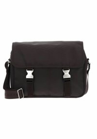 Borsa a tracolla marrone con patta, hardware argento, due fibbie, tessuto testurizzato e tracolla regolabile con logo del marchio in rilievo.