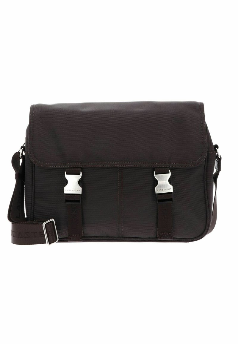 Borsa a tracolla marrone con patta, hardware argento, due fibbie, tessuto testurizzato e tracolla regolabile con logo del marchio in rilievo.