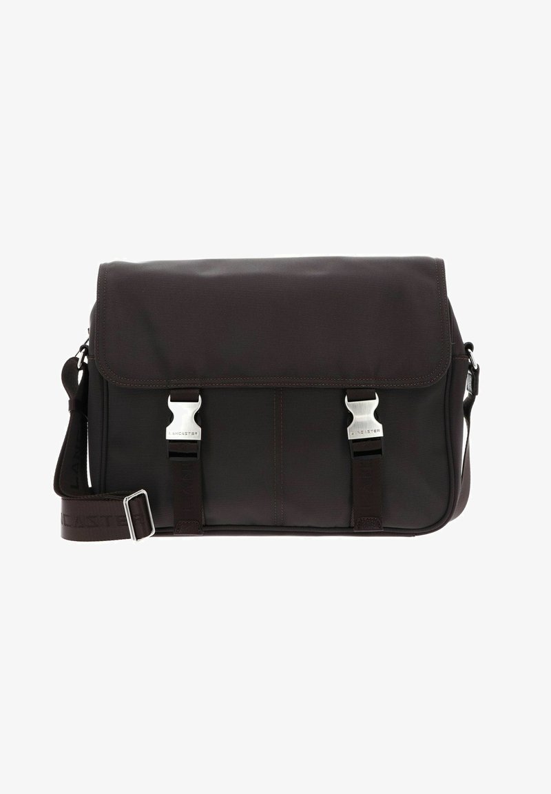 Borsa a tracolla marrone con patta, hardware argento, due fibbie, tessuto testurizzato e tracolla regolabile con logo del marchio in rilievo.