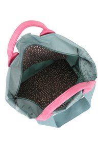 Bolso texturizado en color verde azulado con asas de tela rosa; el interior cuenta con un fondo oscuro con lunas ligeras y un bolsillo con cremallera.