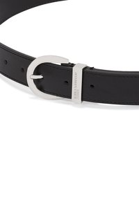 Svart lærbelte med en blank sølv D-ring spenne. Har en metall merkeetikett på spennen og jevnt fordelte hull for justering.