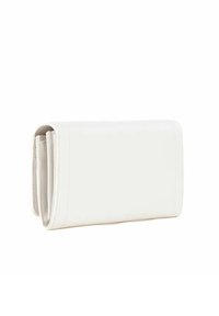 Portafoglio bianco con una finitura liscia e lucida, forma rettangolare e molti slot per carte visibili quando è leggermente aperto.