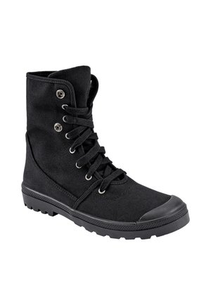 Sort højt canvas-støvle med gummisål, tåhætter og metal-øjer til snørebånd, lidt skråt til højre mod en hvid baggrund.