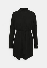 Robe noire à manches longues avec col montant, taille ceinturée et manches à poignets, fabriquée dans un tissu lisse avec une coupe décontractée.