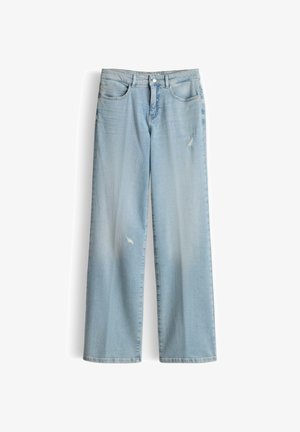 Jean en denim bleu clair avec une coupe à jambes larges, léger effet usé sur le devant des cuisses, et design traditionnel à cinq poches.