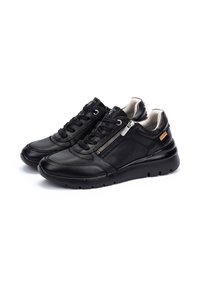Schwarze Ledersneaker mit glatter Oberfläche, ausgestattet mit Schnürsenkeln, einem seitlichen Reißverschluss und einer gepolsterten Sohle. Mit einem kleinen Logo an der Ferse akzentuiert.