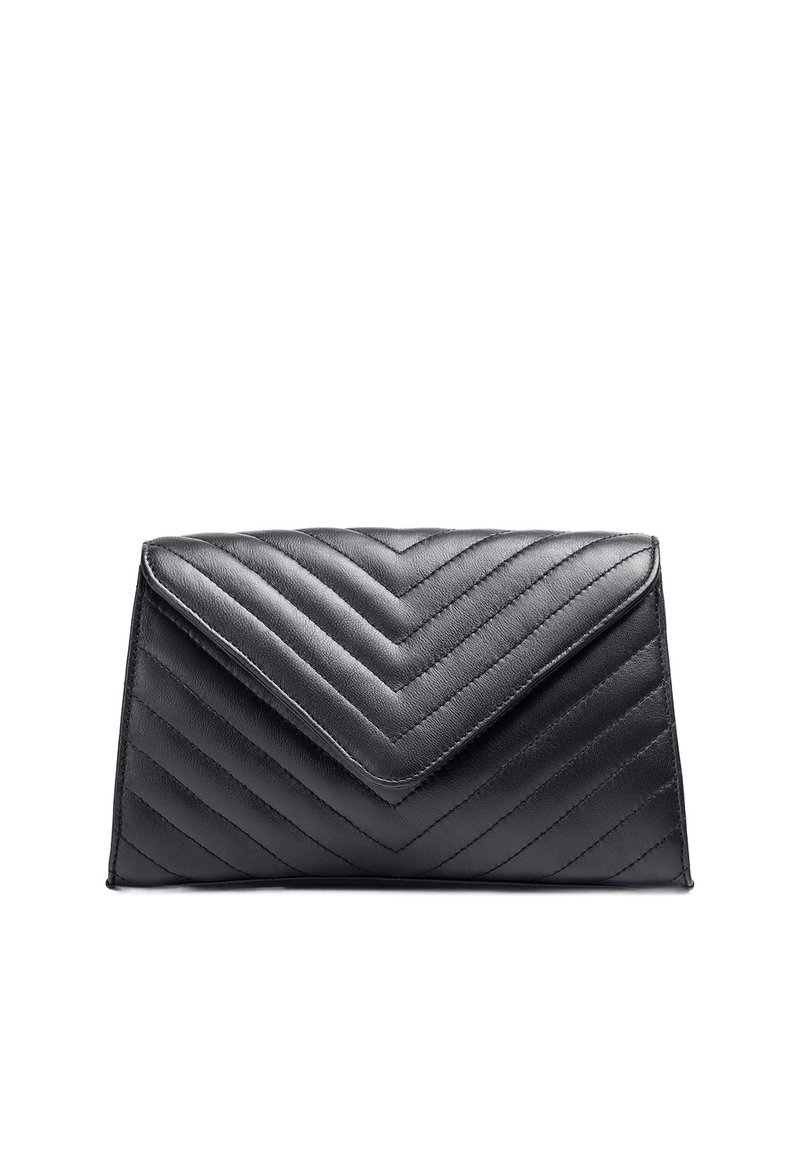 Zwarte faux leren clutch met een chevron-quiltontwerp, envelopstijl klep en strakke, scherpe randen. Geen zichtbare hardware of accenten.