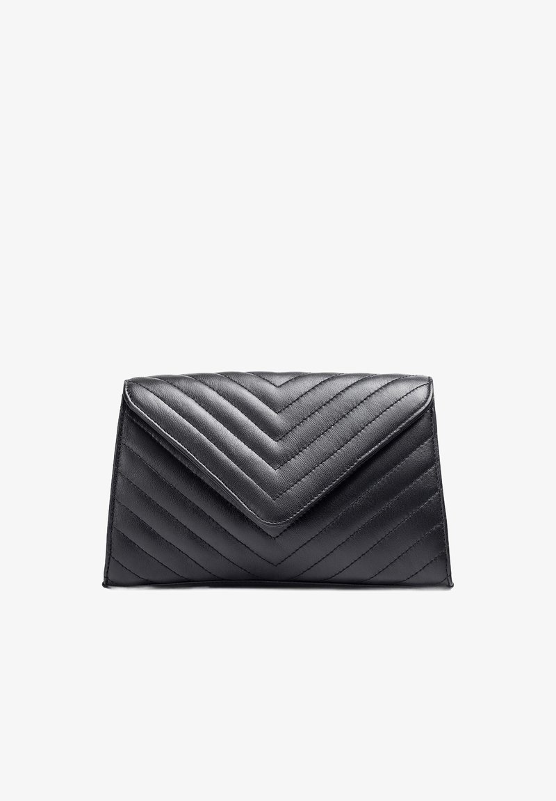 Schwarze Kunstleder-Clutch mit einem chevrondesign-geprägten Muster, einer Umschlagklappe im Stil eines Briefumschlags und eleganten, scharfen Kanten. Keine sichtbaren Beschläge oder Akzente.