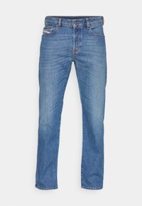 Vaqueros de denim de pierna recta en azul claro con cierre frontal de botón y cremallera, cinco bolsillos y un ligero desgastado en la parte frontal del muslo.