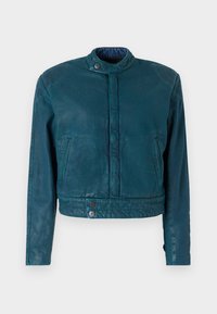 Chaqueta corta de cuero color teal con collar alzado, cierre frontal de botón a presión y dos bolsillos laterales. Presenta una textura suave y un diseño minimalista.