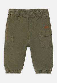 Pantalons cargo vert olive avec taille élastique, comportant deux poches latérales et des poignets côtelés, présentés sur un fond blanc.