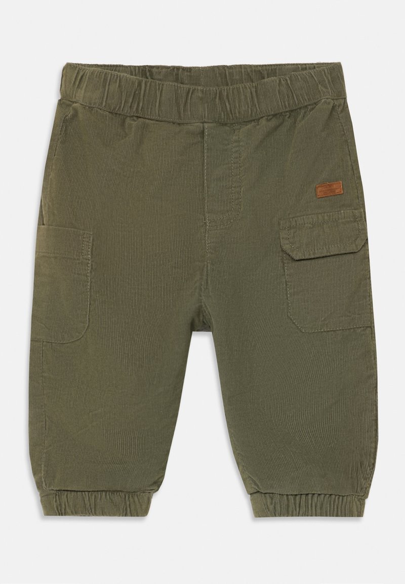 Pantalons cargo vert olive avec taille élastique, comportant deux poches latérales et des poignets côtelés, présentés sur un fond blanc.