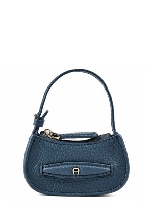 Bolso pequeño de cuero texturizado azul con asa superior curva, detalle en la correa frontal y cierre de cremallera dorada.
