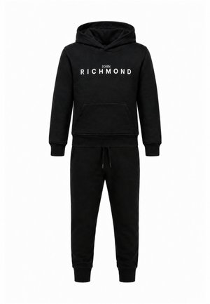 Set felpa con cappuccio e pantaloni della tuta neri con tasca frontale e testo bianco "John Richmond" sulla felpa, polsini elastici e pantaloni con coulisse in vita.