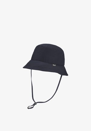 Chapeau seau bleu marine avec mentonnière et petite étiquette rectangulaire sur le côté, conçu pour la protection solaire et un ajustement sûr.