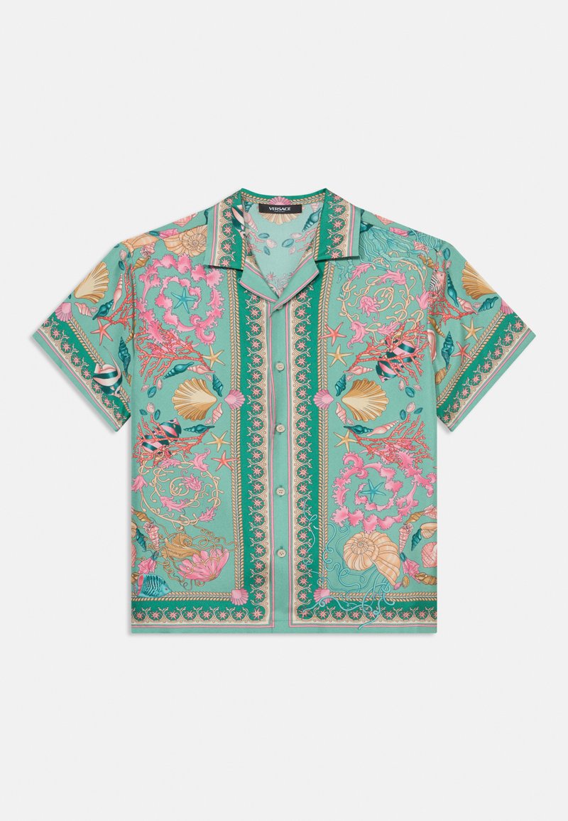 Κοντομάνικο πουκάμισο με τουρκουάζ ύφασμα, με πολύπλοκα ροζ και χρυσά σχέδια που παραπέμπουν στον ωκεανό, κουμπιά και χαλαρό σχέδιο για το γιακά.