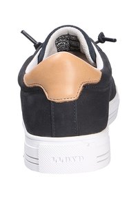 Herren-Sneaker mit einem Obermaterial aus marineblauem Wildleder, einer Akzentbörse aus hellbraunem Leder an der Ferse, einer weißen Gummisohle und elastischen Schnürsenkeln. Strukturiertes Detail auf der Sohle.