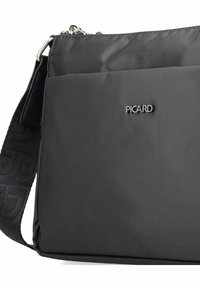 Borsa a tracolla nera in nylon con tracolla texture e logo argento. Presenta una chiusura con zip e una superficie liscia, offrendo un design minimalista.