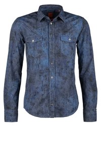 Chemise bleue à manches longues avec un motif texturé noir, deux poches poitrine avec boutons et un col classique.