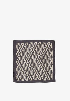 Sciarpa rettangolare bianca e nera con motivo geometrico di forme a rombo intrecciate e lettere stilizzate "L" e "C".