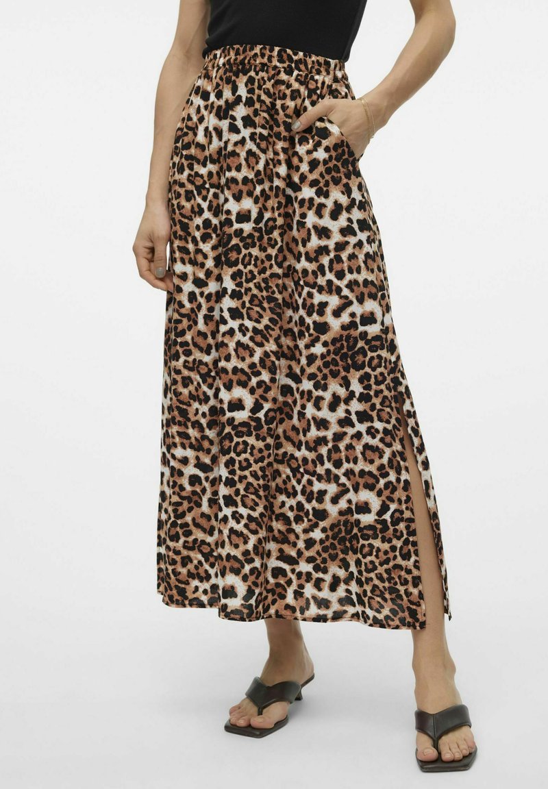 Gonna maxi a stampa leopardata. Realizzata in tessuto leggero, presenta una fascia elasticizzata in vita e tasche laterali. Include spacchi per facilitare i movimenti.