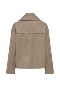 Veste courte taupe avec col large, manches longues et détails de couture dans le dos, présentée sur fond blanc.