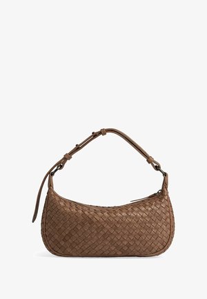 Brūna austā ādas rokassoma ar izliekta formu, regulējamu siksnu un rāvējslēdzēja aizdari. Raksturīga teksturēta virsma un noapaļoti stūri.