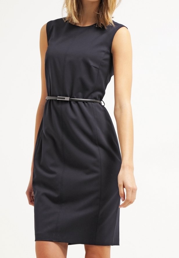 Robe bleu marine sans manches à silhouette ajustée, avec une fine ceinture noire à la taille et un tissu lisse et texturé.