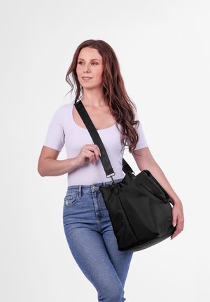 Černá nylonová taška přes rameno s nastavitelným popruhem, která se vyznačuje prostorným, měkkým designem a elegantním, minimalistickým tvarem.