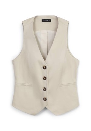 Gilet beige su misura con quattro bottoni scuri davanti e due tasche a fessura orizzontali, senza maniche e con colletto a V.