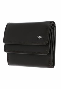 Portafoglio compatto in pelle nera con pattina pieghevole e piccolo logo argentato sul bordo anteriore, con bordi cuciti e scomparti multipli.