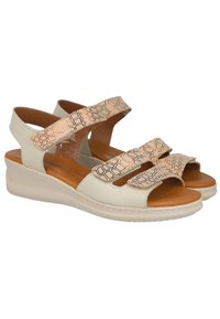 Sandalias beige con tres correas estampadas, una plantilla acolchada y una suela de cuña. Las correas presentan una textura similar a un diamante y detalles decorativos.