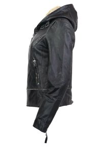 Giacca di pelle nera con cappuccio, dotata di cerniere, finitura testurizzata e cuciture a contrasto. Tasca laterale visibile.