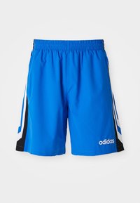 Shorts de sport bleus Adidas avec taille élastique et bandes latérales noires et blanches sur fond uni.