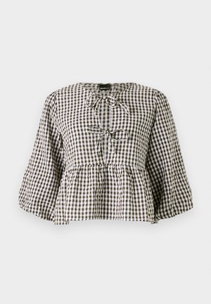 Blusa a scacchi marrone e bianca, con design a peplum, scollatura con fiocco e maniche lunghe e svasate.