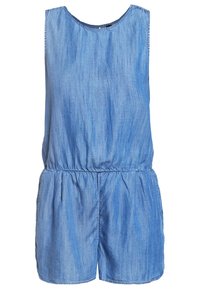 Combinaison sans manches en denim bleu avec un col rond, taille élastique et détails froncés au niveau des shorts, fabriquée en tissu chambray léger.