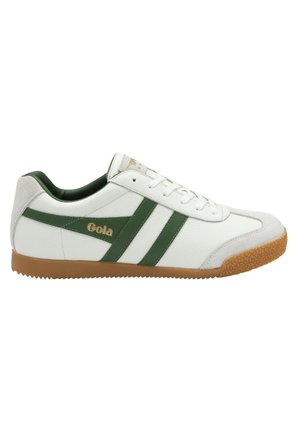 Sneaker bianca con strisce in pelle verde e logo dorato. Suola in gomma beige testurizzata e accento in suede grigio sul tallone. Design con lacci.