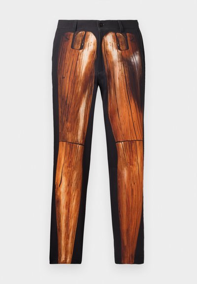 Schwarze Hose mit grafischem Druck von Holzbeinen, mit glatter Textur und kontrastierendem glänzenden Finish auf einem matten Hintergrund.